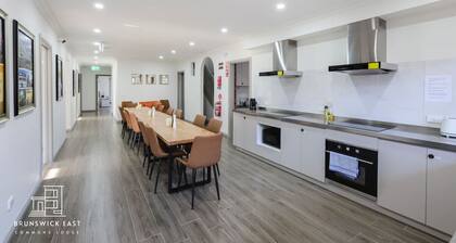 206 Modern King BR w/ Fast WiFi • 18 mins tram to CBD