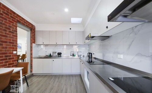 104 Chic Queen BR w/ Fast WiFi - 18 mins tram to CBD