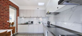 104 Chic Queen BR w/ Fast WiFi - 18 mins tram to CBD