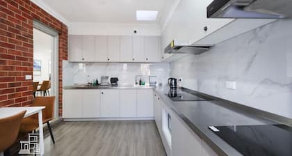 104 Chic Queen BR w/ Fast WiFi - 18 mins tram to CBD