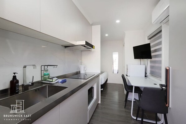 Refrigerador, microondas, horno, placa de cocina