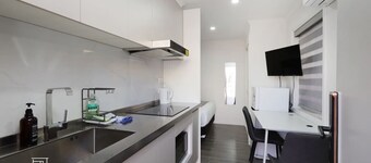 107 Entire Guesthouse: Queen BR w/ Fast WiFi - 18 mins tram to CBD
