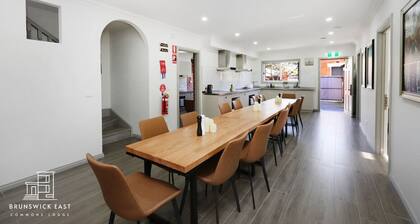 202 Cozy Queen BR w/ Fast WiFi - 18 mins tram to CBD