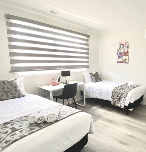 204 Stylish Twin BR w/ Fast WiFi - 18 mins tram to CBD