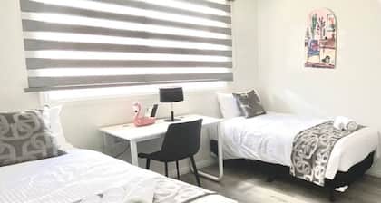 204 Stylish Twin BR w/ Fast WiFi - 18 mins tram to CBD