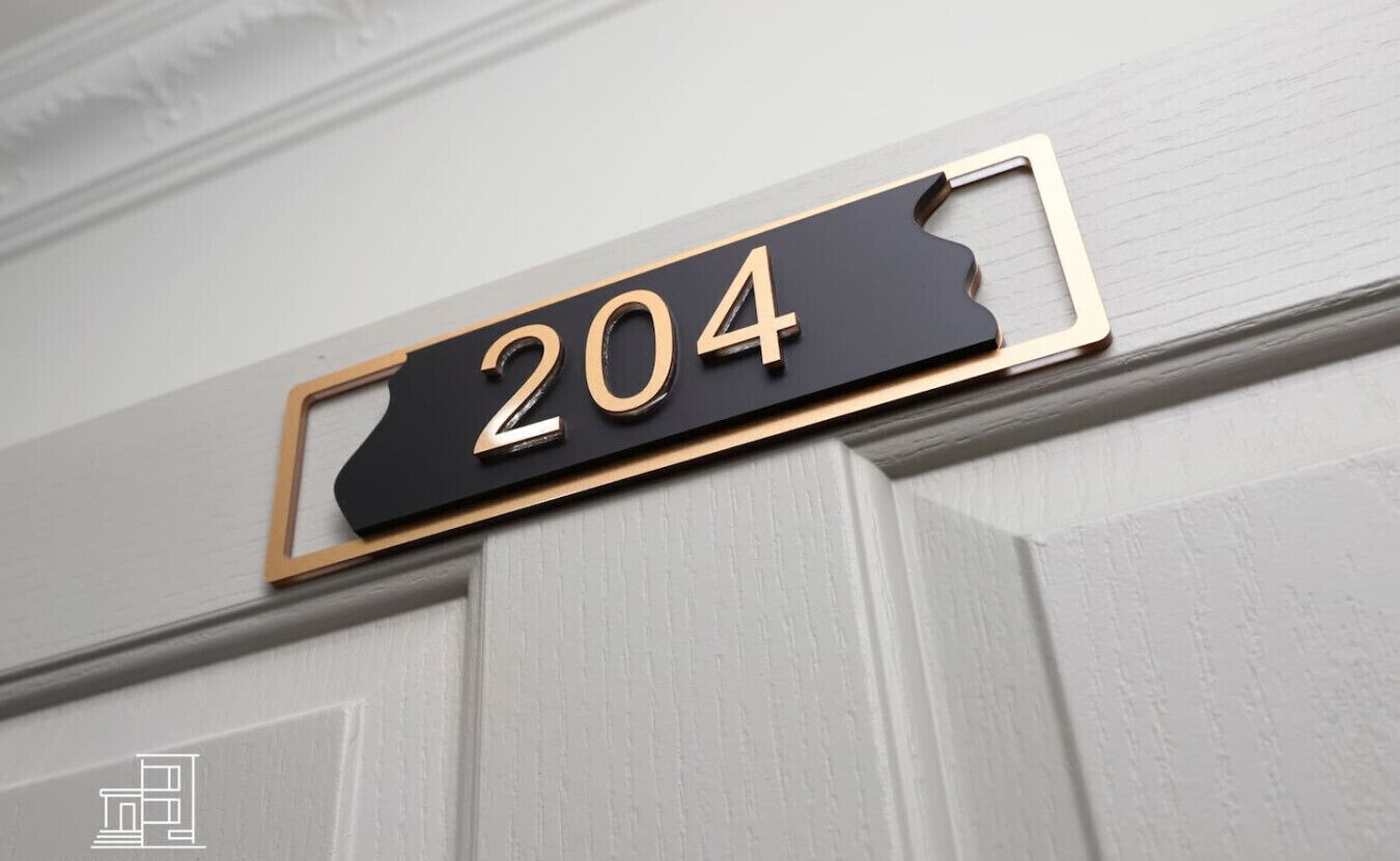 Une plaque indiquant le numéro de maison, portant le numéro 204.