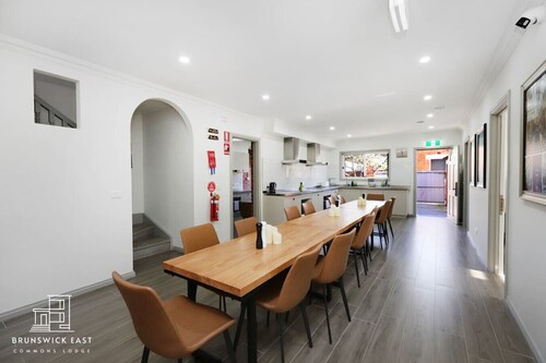 201 Chic Queen BR w/ Fast WiFi - 18 mins tram to CBD
