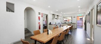 201 Chic Queen BR w/ Fast WiFi - 18 mins tram to CBD