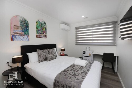 201 Chic Queen BR w/ Fast WiFi - 18 mins tram to CBD