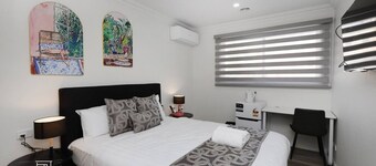 201 Chic Queen BR w/ Fast WiFi - 18 mins tram to CBD