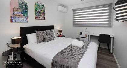 201 Chic Queen BR w/ Fast WiFi - 18 mins tram to CBD
