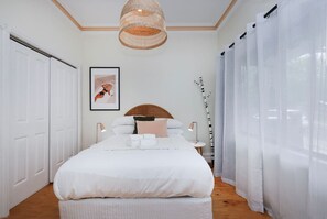 2 bedrooms, desk, iron/ironing board, WiFi