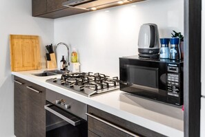 Refrigerador, microondas, horno y parrilla de estufa