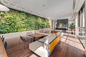 TV, ping pong - Chic 1BR Apartment in Melbourne CBD | Stunning City Views, Near Chinatown & State Library (Melbourne)