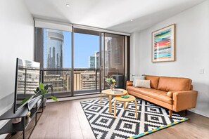 TV, ping pong - Chic 1BR Apartment in Melbourne CBD | Stunning City Views, Near Chinatown & State Library (Melbourne)