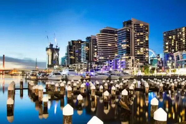 Marina - Luxurious Docklands Escape| 1BR Apartment with Pool, Gym, Sauna, Balcony & Fast Wi-Fi (Docklands)