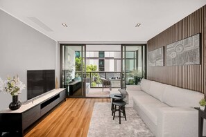 TV - Luxurious Docklands Escape| 1BR Apartment with Pool, Gym, Sauna, Balcony & Fast Wi-Fi (Docklands)
