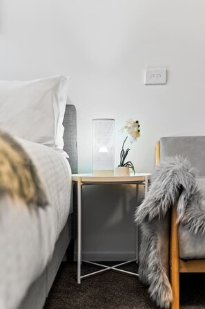 Escrivaninha, ferros/tábuas de passar roupa, Wi-Fi, roupa de cama