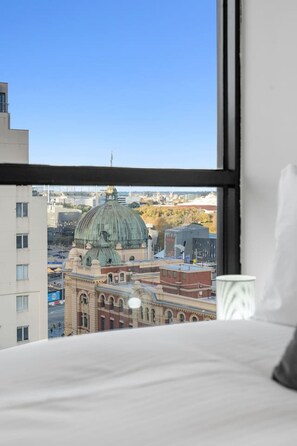 Desk, iron/ironing board, WiFi, bed sheets