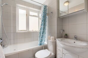 Chuveiro, secador de cabelo, toalhas de banho 