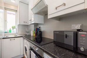 Een koelkast, een microgolfoven, een oven