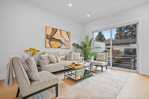 Smart-tv, een open haard, videospelletjes en tafelvoetbal