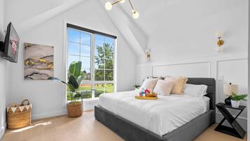 5 Schlafzimmer, Schreibtisch, Bügeleisen/Bügelbrett, Reisekinderbett