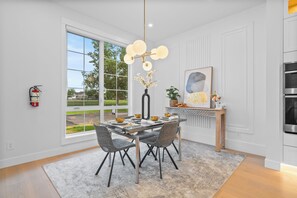 Dining - 🏆 Rare $1M+ Luxe Central Home | 5BR • Hot Tub • Arcade Games • Sleeps 16 💤 (Calgary)