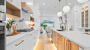 Geladeira, micro-ondas, fogão, cooktop