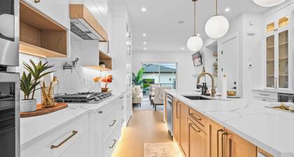 🏆 Rare $1M+ Luxe Central Home | 5BR • Hot Tub • Arcade Games • Sleeps 16 💤