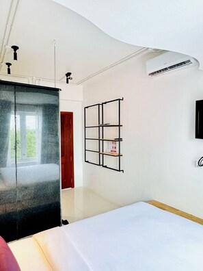 Deluxe Double Room, 1 King Bed, Pool View | Free WiFi, bed sheets