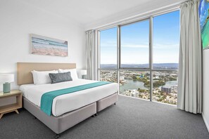 3 bedrooms, iron/ironing board, free WiFi, bed sheets - Chevron Renaissance Skyhome Ocean & River Views (Surfers Paradise)