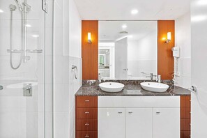 Dusche, Haartrockner, Handtücher, Seife