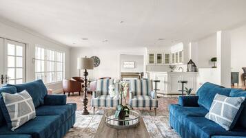 TV, peis, fotballspill og bordtennis