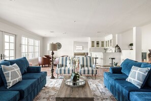 Fernseher, Kamin, Tischfußball, Tischtennisplatte