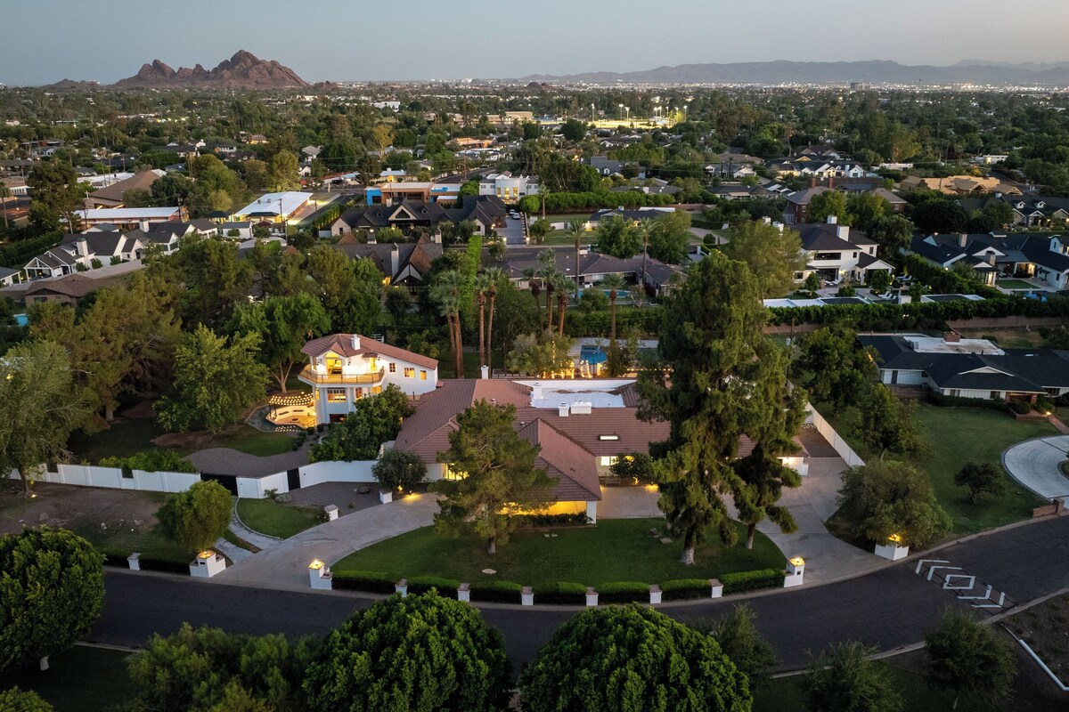 Greenhaven by LuxeKey | 1.5 Acre Sprawling Estate w/ Fenced Pool & Mountain Views