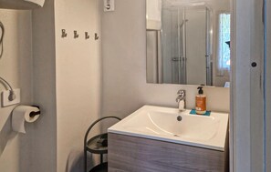Shower - 2 bedroom awesome home in Sandöverken (Sandöverken)
