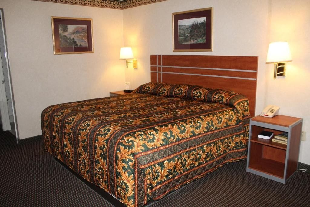 Desk, blackout curtains, soundproofing, free WiFi