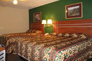 Desk, blackout drapes, soundproofing, free WiFi - Apple Annies Inn (Nashville)