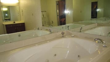 King Room with Spa Bath | Desk, blackout drapes, free WiFi, wheelchair access