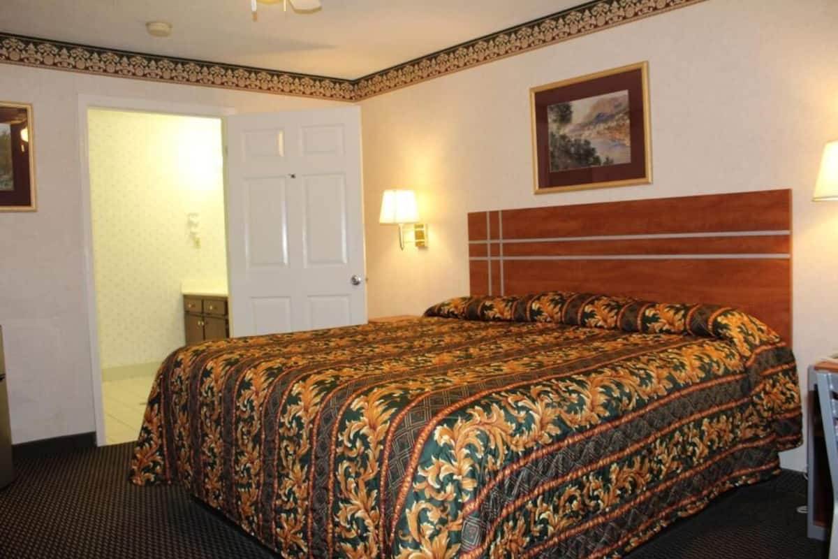 Desk, blackout drapes, soundproofing, WiFi (free)