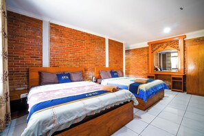 Family Room | Desk, free WiFi, bed sheets