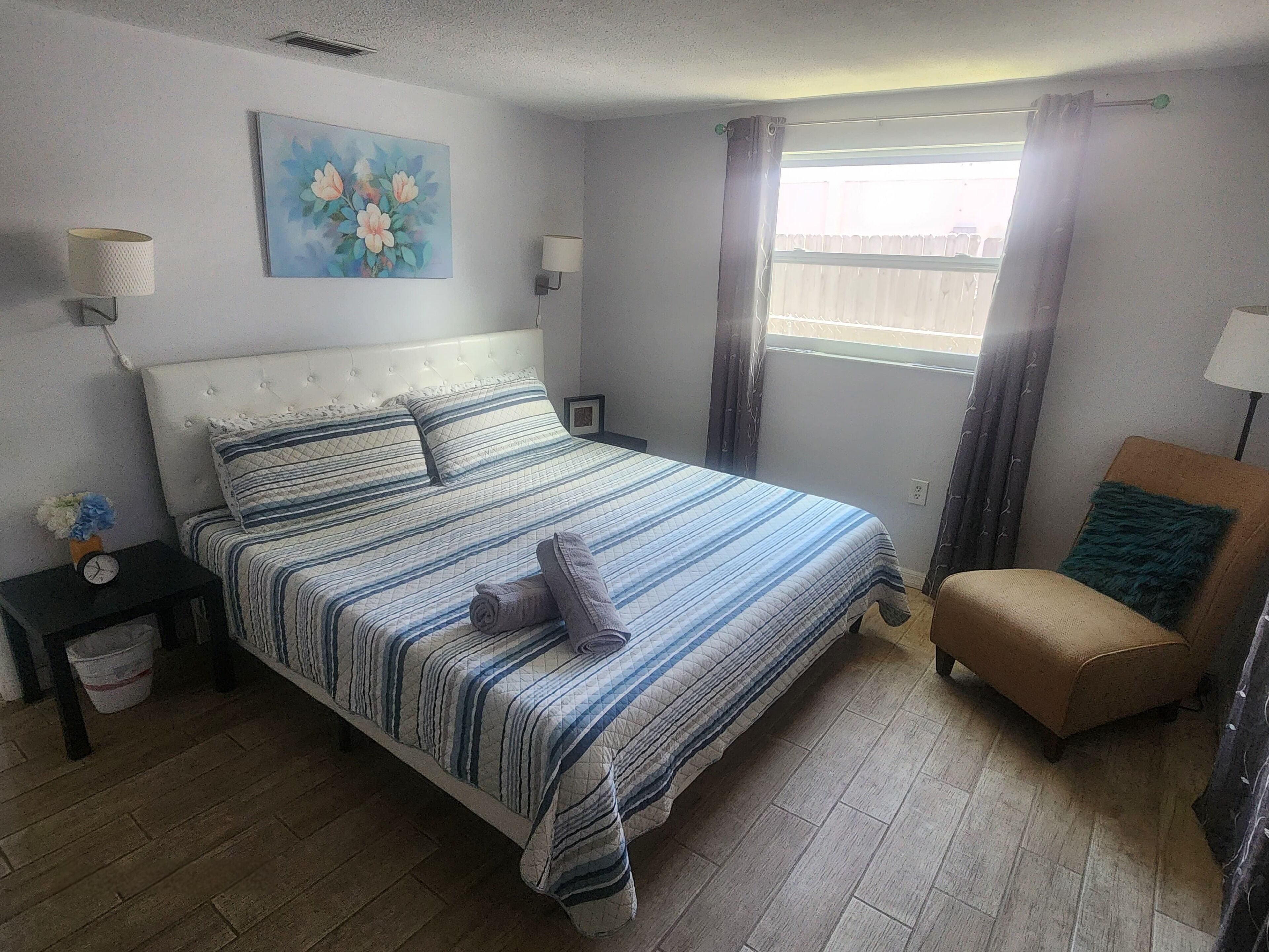 3 habitaciones, tabla de planchar con plancha, wifi y ropa de cama 