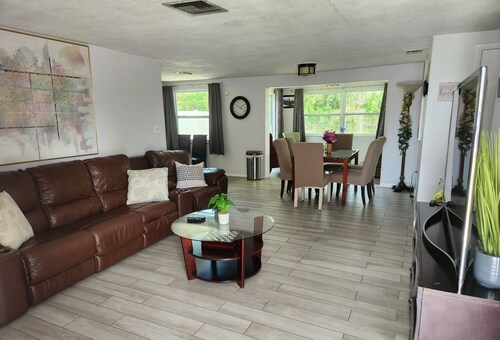 Convenient close to the sun and fun 3 bed home!