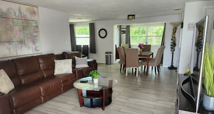 Convenient close to the sun and fun 3 bed home!