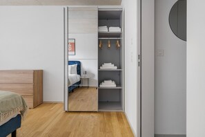 2 habitaciones, tabla de planchar con plancha, wifi y ropa de cama 