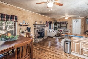 Interior - Cuddle Up In the Upper Canyon! (Ruidoso)