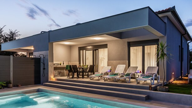 A modern house with a swimming pool, outdoor seating, and a patio area. - Modern Family Villa Mia with Private Pool (Radeki Polje)