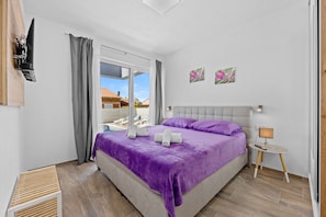 2 soverom, safe på rommet, strykejern/-brett og reiseseng for barn