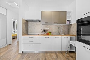 Kjøleskap, mikrobølgeovn, ovn og kokeplater